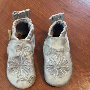 Robeez 12-18 months metallic mist leather shoes